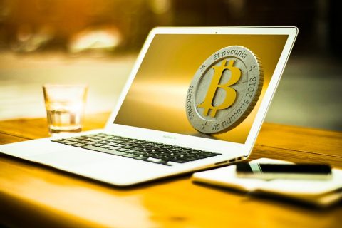 Zatiaľ čo je sieť Bitcoin bezpečná, veci ako slabé metódy úschovy, škodlivé softvéry a chyba používateľa môžu pripraviť ľudí o ich hardvérové mince. Tu je päť vecí, na ktoré je potrebné dávať pozor, keď sa pohybujete v mätúcich vodách kryptomien.