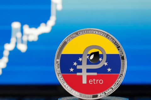 V piatok oznámil venezuelský prezident- Nicolas Maduro, nový jednotný výmenný kurz pre bolivar (mena Venezuely), ktorý je viazaný na kryptomenu Petro. Podľa nových smerníc by sa jeden Petro rovnal 60 dolárom, čo znamená, že národná mena je v podstate znehodnotená o 96%.